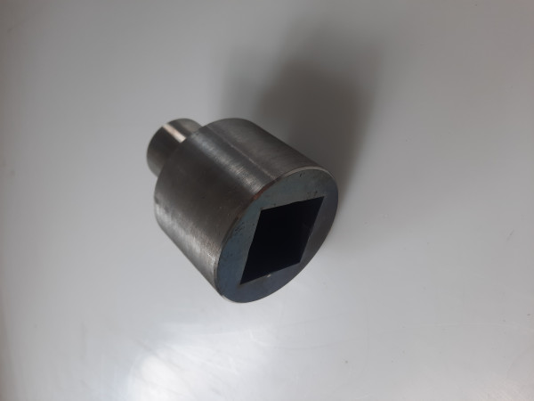 01-01-0021-A Adapter mit Innenvierkant zum verschweißen mit der Besenwelle
